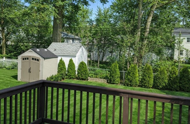 Foto del edificio - 6645 Queens Park Ave