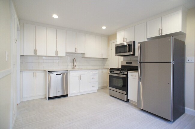Building Photo - 425 Newport Ave