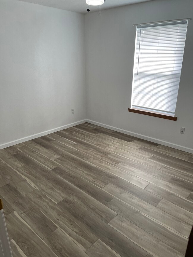 1300 N 7th St Unit D, De Soto, MO 63020 Apartments in De Soto, MO