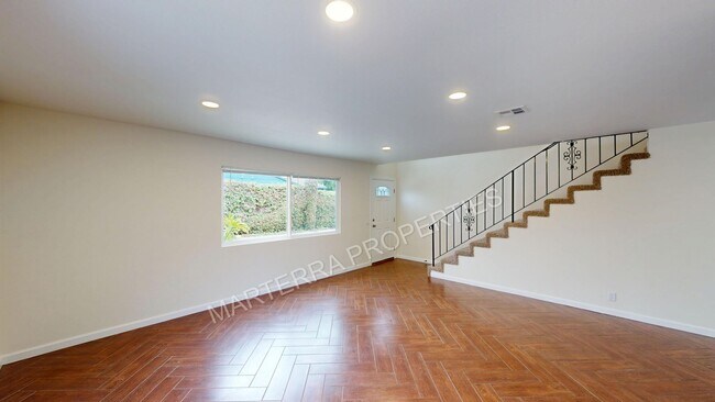 Building Photo - Beautiful 3 Bedroom Detached Duplex