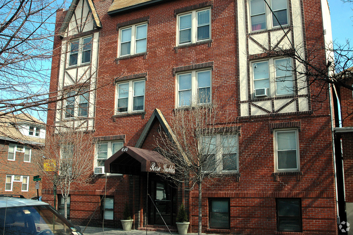Building Photo - Rose Gables