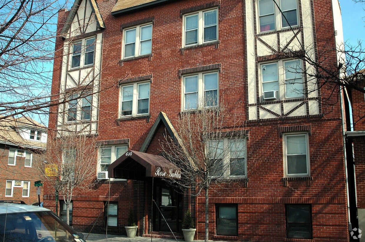 Foto del edificio - Rose Gables