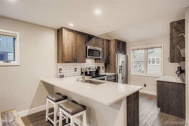 Building Photo - 717 Meadow Dr