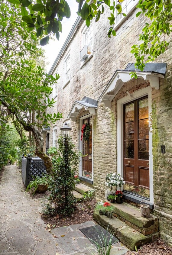 Foto principal - Charleston Three Bedroom Condo on East Bay...