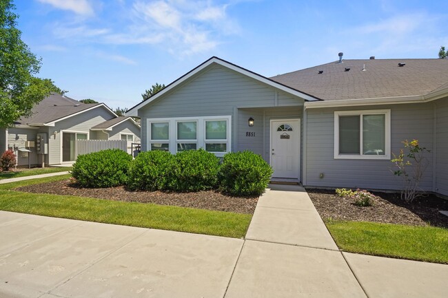 Foto del edificio - UPDATED 2BD/2BA TOWNHOME WITH POOL!