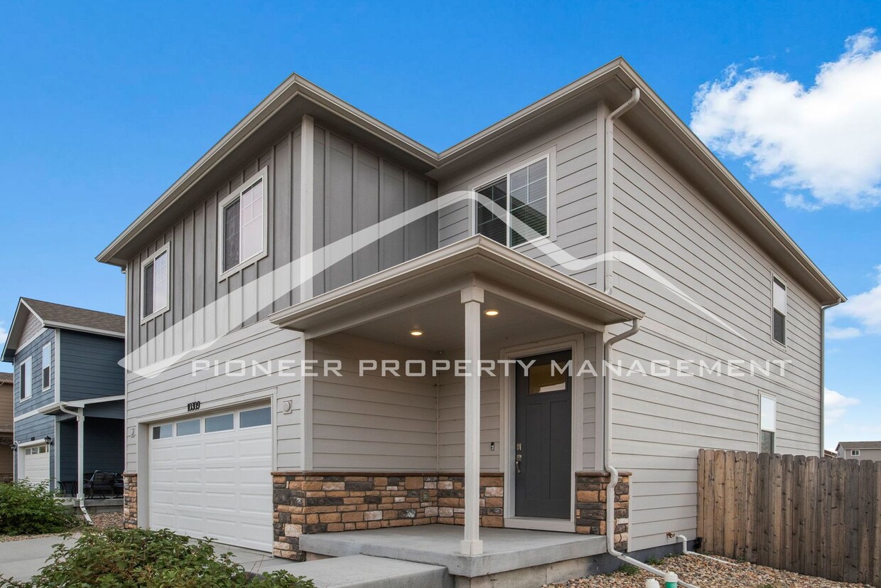 Modern 4-Bed, 2.5-Bath Home with 2 car garage, AC and Private Enclosed Yard - Modern 4-Bed, 2.5-Bath Home with 2 car garage, AC and Private Enclosed Yard