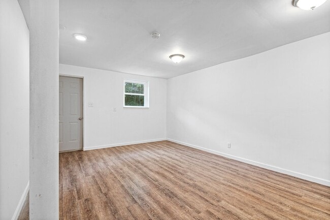 Building Photo - 1709 Golf Club Rd