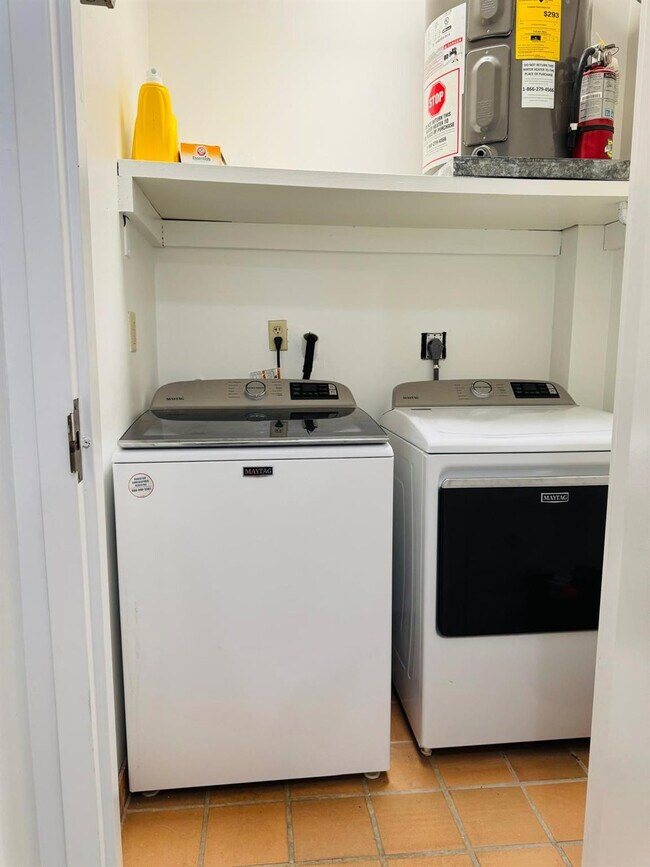 Foto del edificio - 229 Commercial Blvd