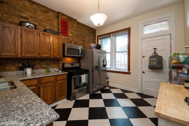 Building Photo - 2 br, 1 bath  - 1339 W Wellington Ave