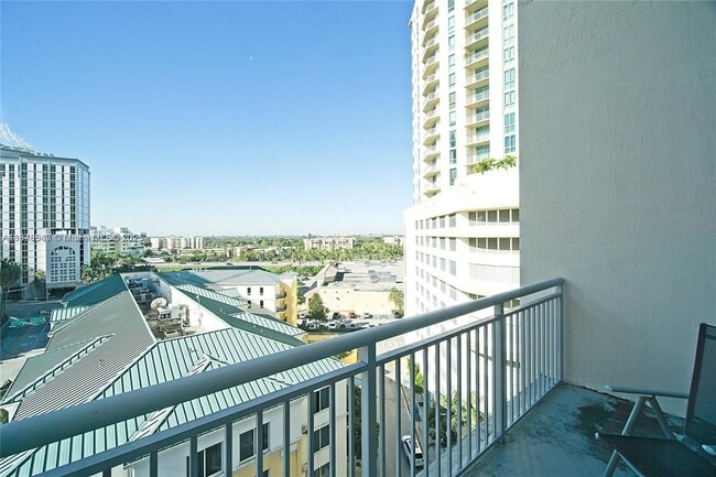 Foto del edificio - 9055 SW 73rd Ct