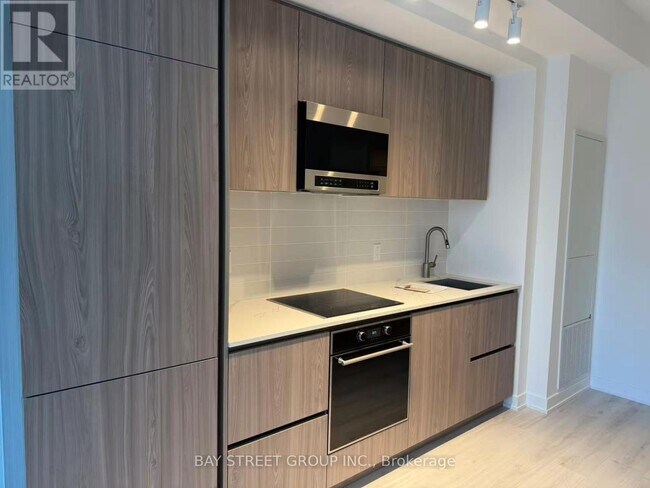 Photo du bâtiment - 110 Broadway Ave