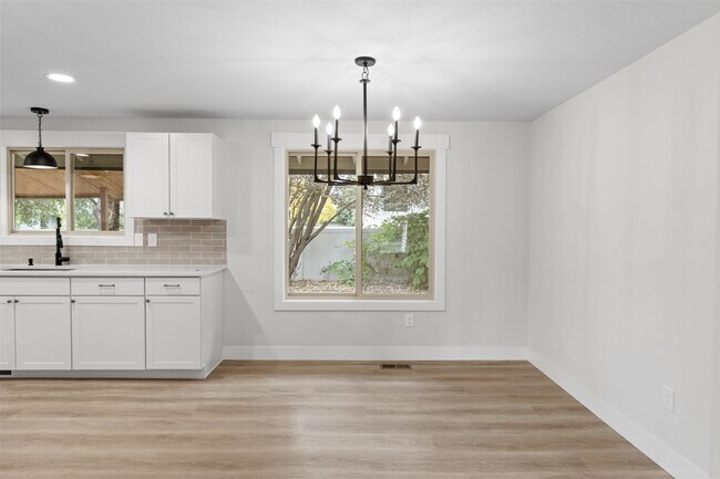 Building Photo - Gorgeous South Hill Home W/ $1000 Move in ...