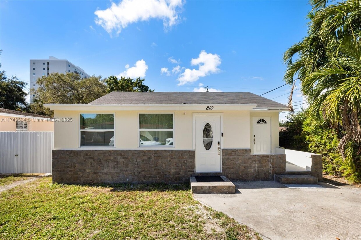 Foto principal - 810 NW 21st Ct