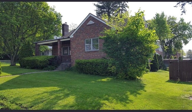 Building Photo - 731 S 27th St