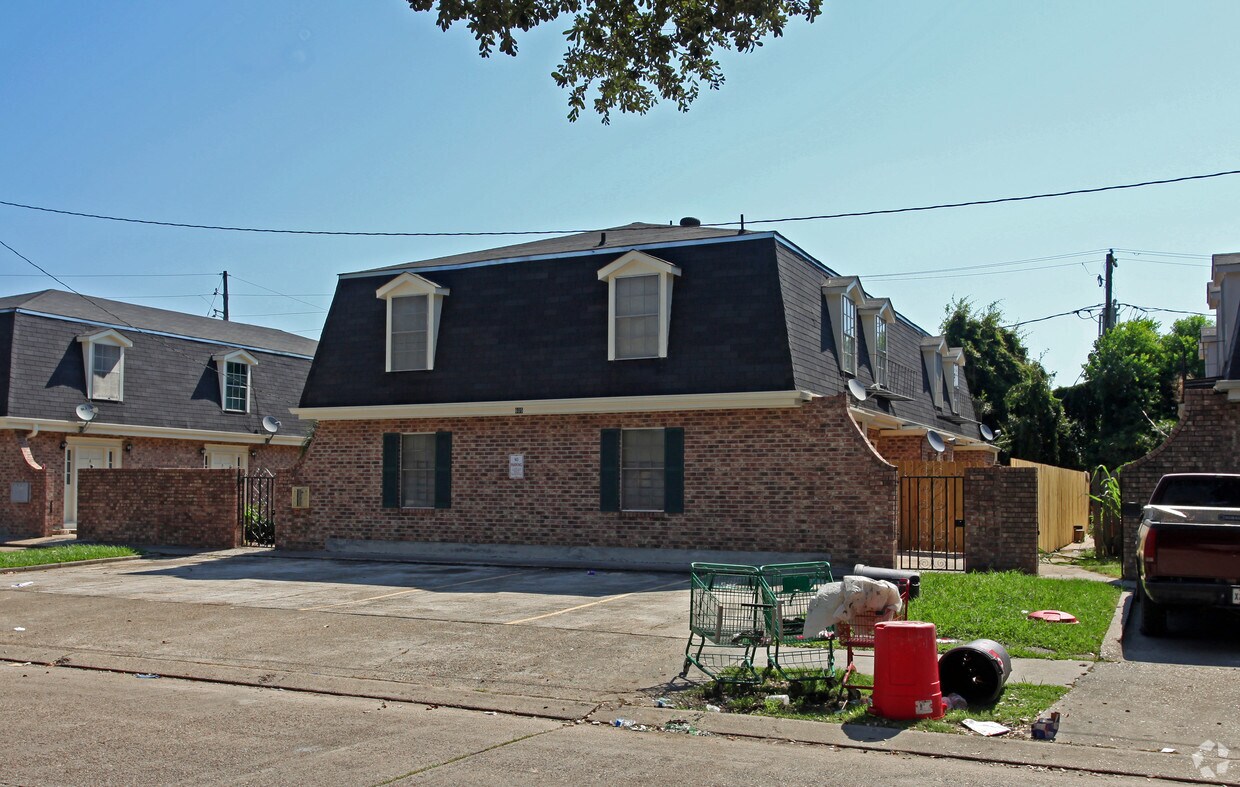 Primary Photo - 601-605 Farmington Pl