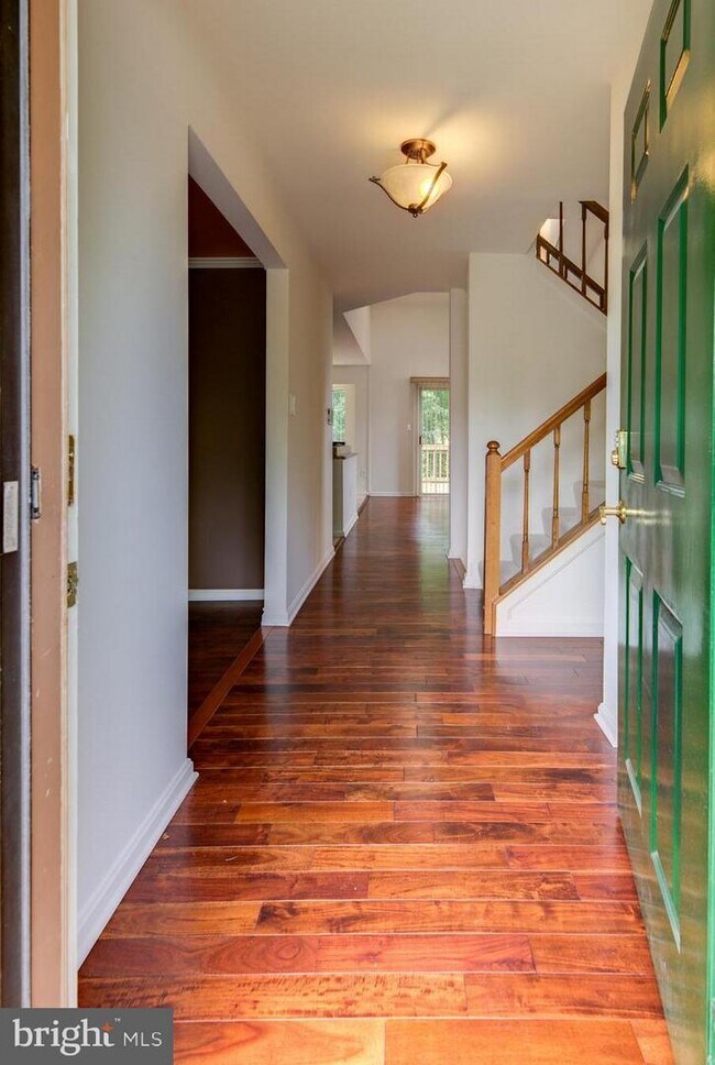 Building Photo - 707 Riverview Ct