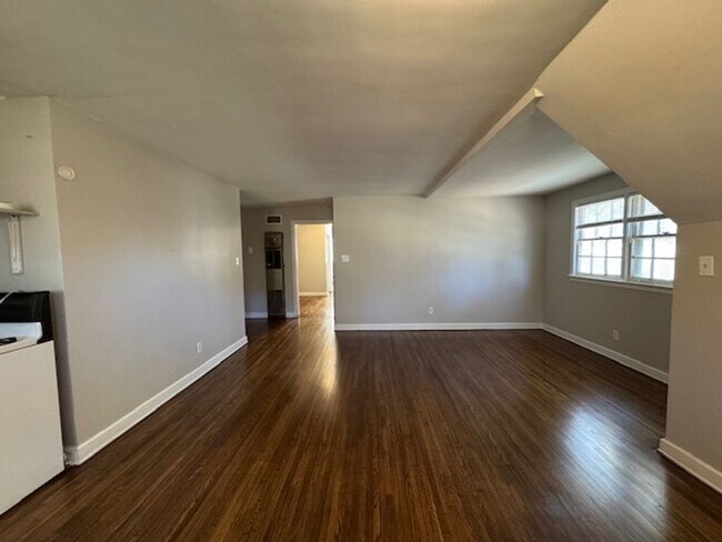 Foto del edificio - Large 2 Bedroom 1 Bath!