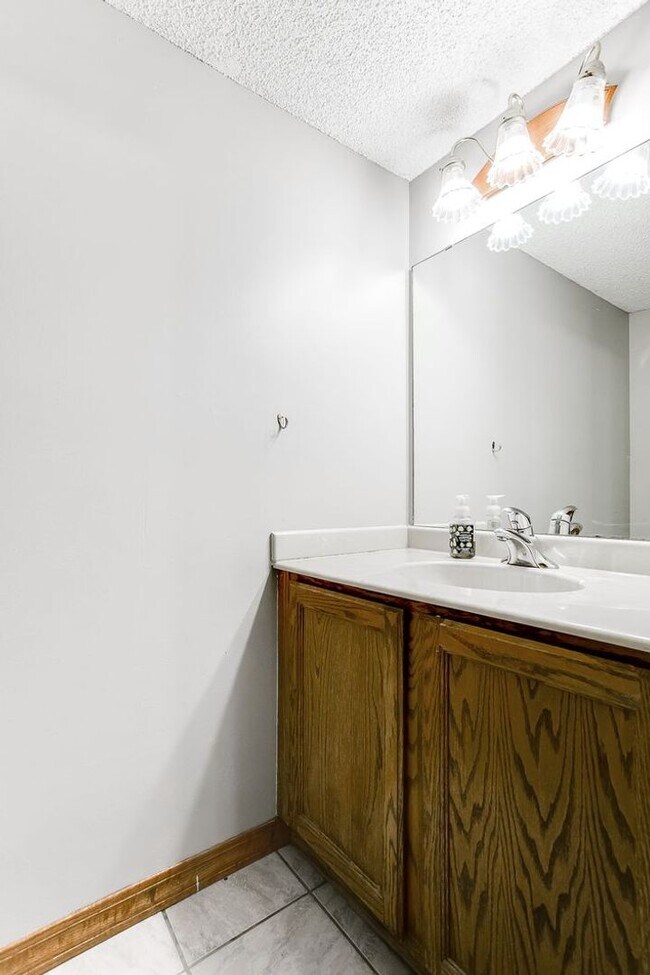 Foto del edificio - 2 Bed | 1.5 Bath | Townhome in Eden Prairie | 2 Garages Spaces Included