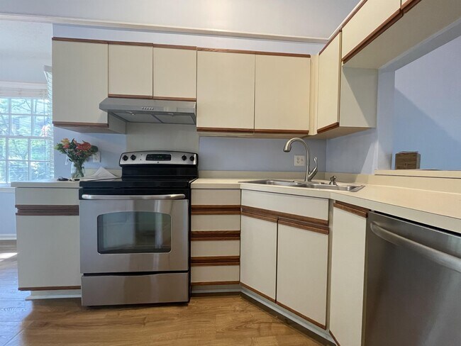 Building Photo - 137 Renwick Ct