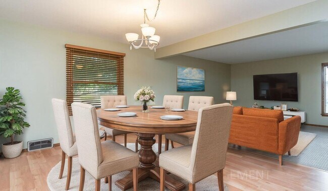 Foto del edificio - LARGE AND SPACIOUS, YET COZY AND QUAINT RANCH STYLE 4 BD, 3 BA HOUSE WITH DOUBLE ATTACHED GARAGE,...