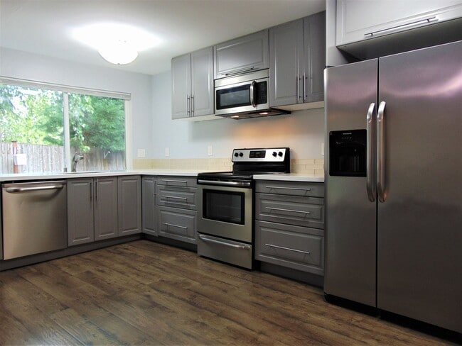 Foto del edificio - Spacious Condo Available Now in Great Loca...