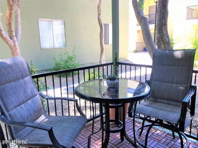 Building Photo - 1 br, 1 bath  - 740 W Elm St Unit 111