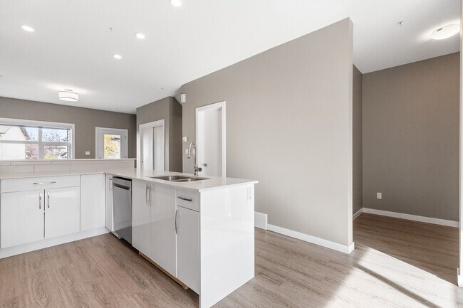 Photo du bâtiment - 1631 Hammond Cres NW