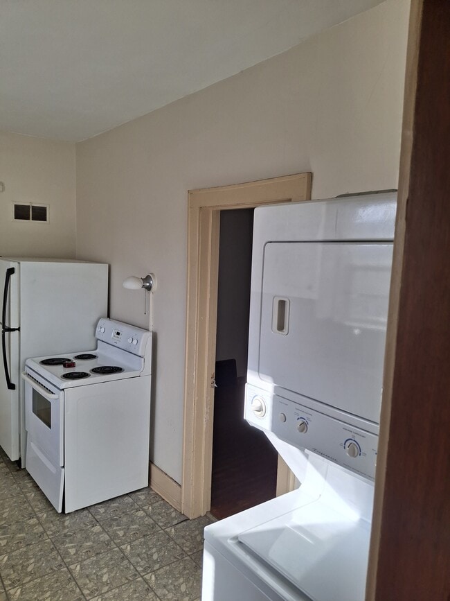 Photo - 909 S Front St Apartments