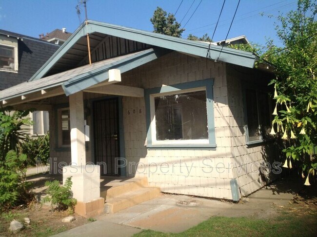 Building Photo - 608 Laveta Terrace