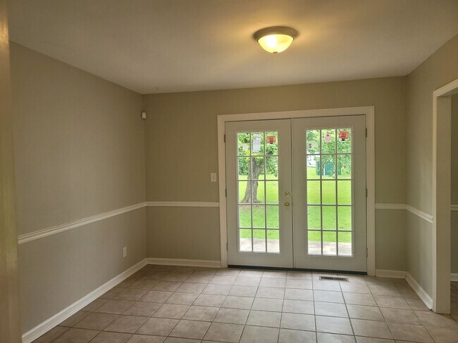 Building Photo - NEW LISTING!!!!!