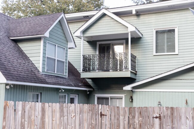 Building Photo - 9226 Lake Woods Dr