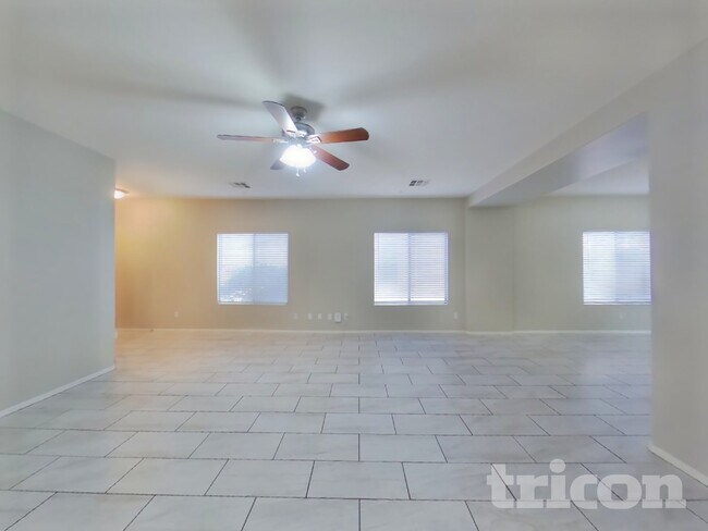 Building Photo - 442 E Cheyenne Rd