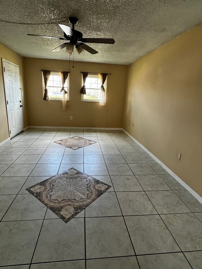 Building Photo - COMING SOON - 2 Bed 1 Bath Condo