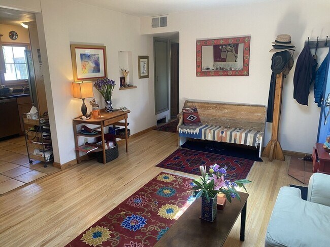 Foto del edificio - Unfurnished or Furnished - Santa Fe Style House & Studio on Rio Vista St.