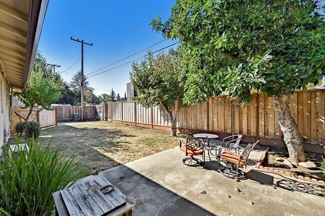 Building Photo - 1637 Phantom Ave