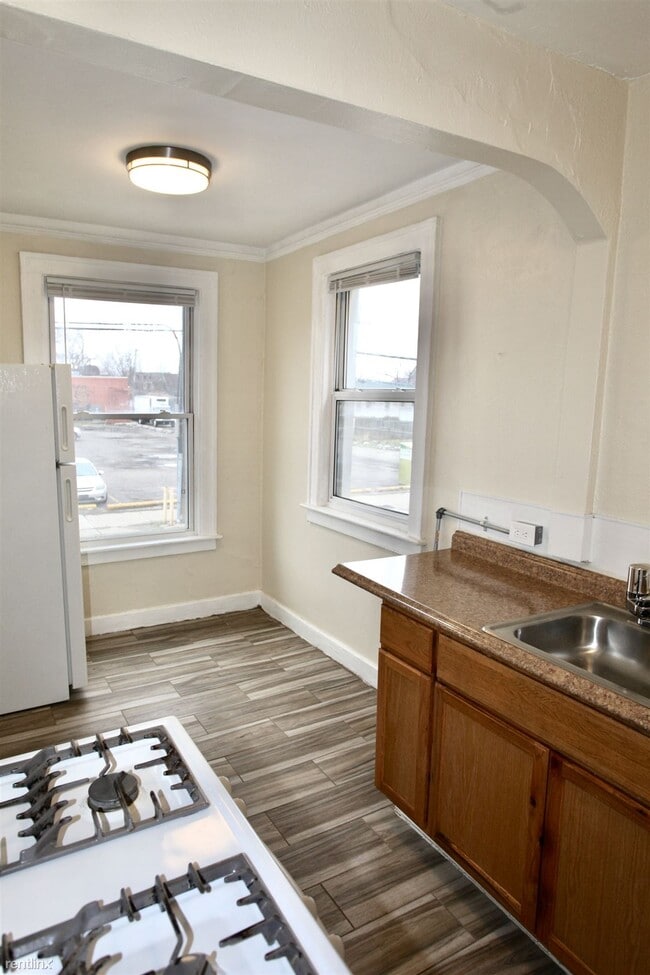 Building Photo - 2 br, 1 bath  - 7720 Pitt St Apt 10