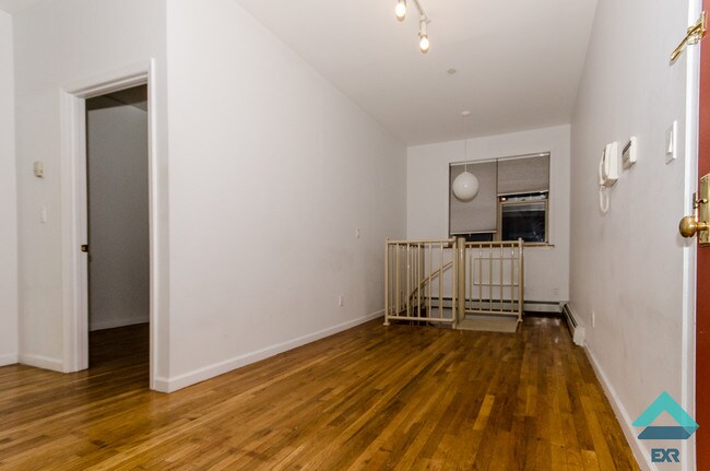 Building Photo - 370 Menahan St