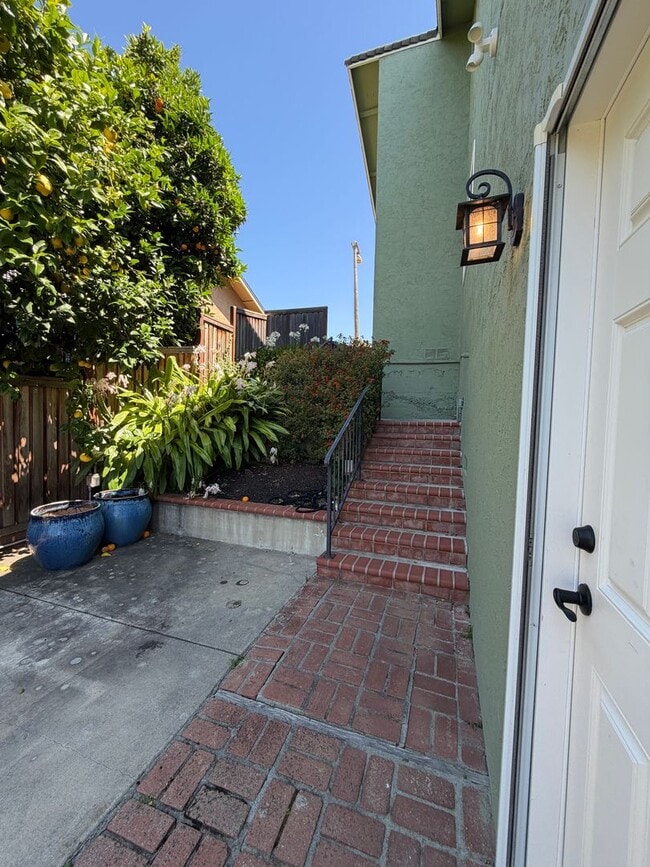 Building Photo - Nicely remodeled 1 bedroom Suite, All utilities paid + WiFi