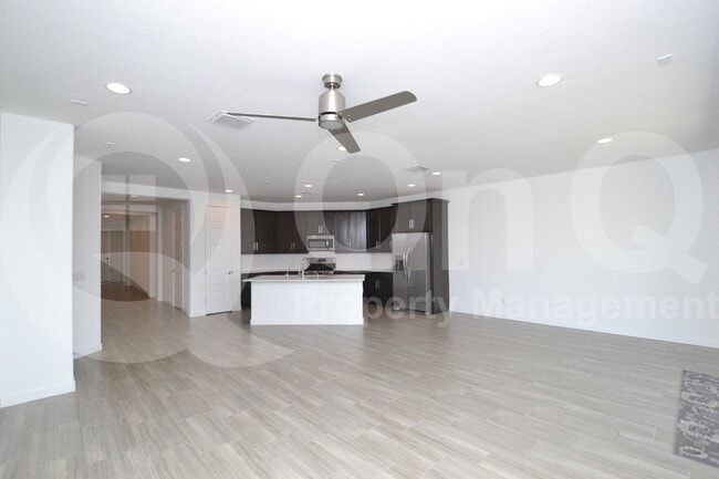 Building Photo - 9213 W Glenrosa Ave