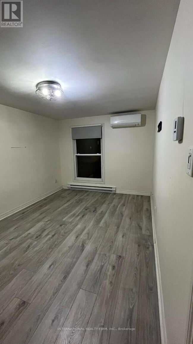 Building Photo - 54 Hoskins Square