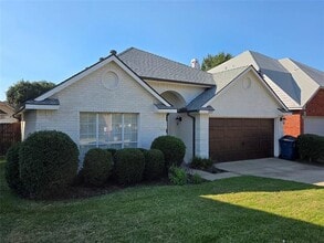 Building Photo - 2533 Potomac Dr