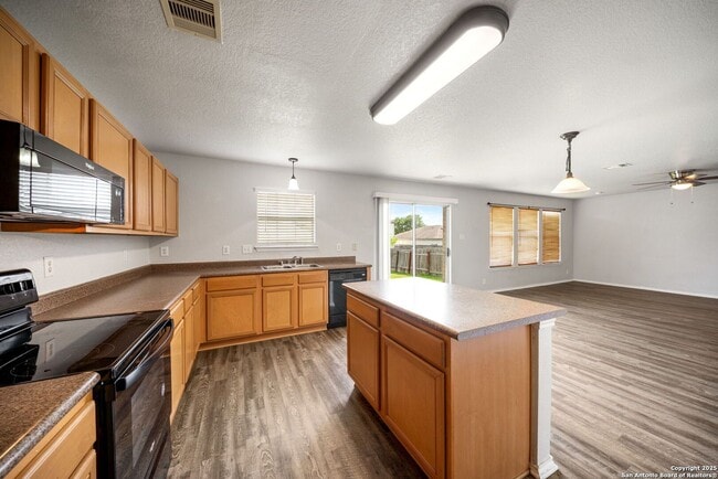 Building Photo - 4 Bedroom 2.5 Bathrooms located in Sundanc...