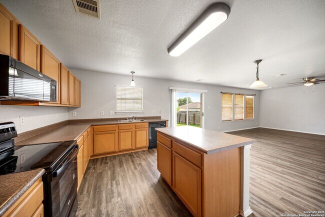 Foto del edificio - 4 Bedroom 2.5 Bathrooms located in Sundance Square Subdivision