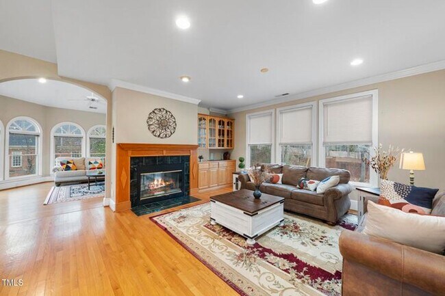 Building Photo - Spacious & Serene 5+ Bedroom Home in Sough...