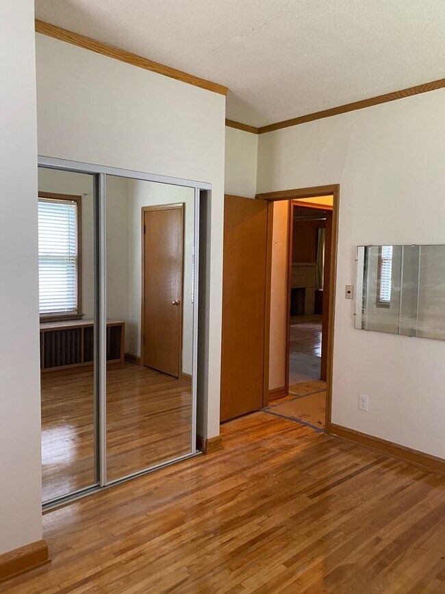 Building Photo - Large 6 Bedroom close to Hamline University - June 2026!