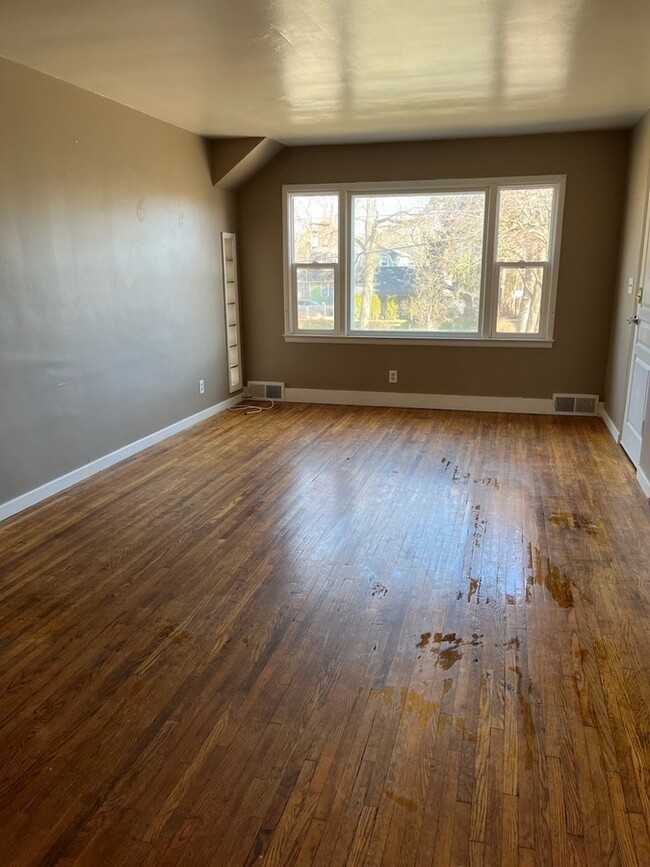 Building Photo - 217 W Cass St