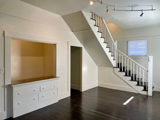 Building Photo - Charming Downtown 5 Bedroom Home - Availab...