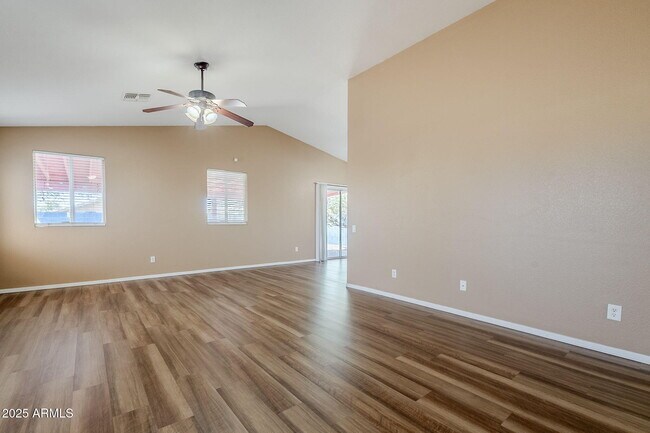 Foto del edificio - 2117 W Renaissance Ave