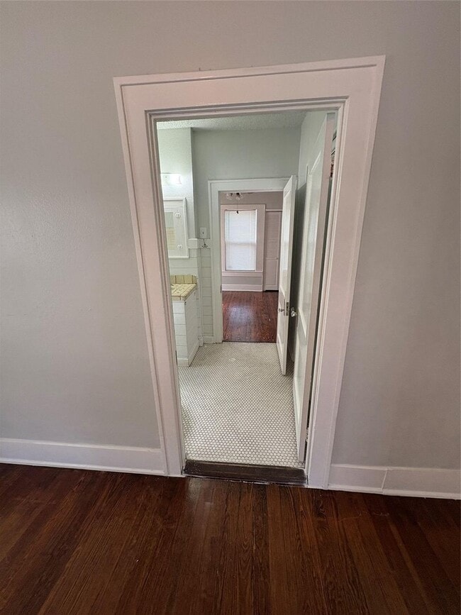 Building Photo - Charming 3 Bed | 2 Bath Home Near UT & Downtown Austin – Classic Character Meets Prime Location!