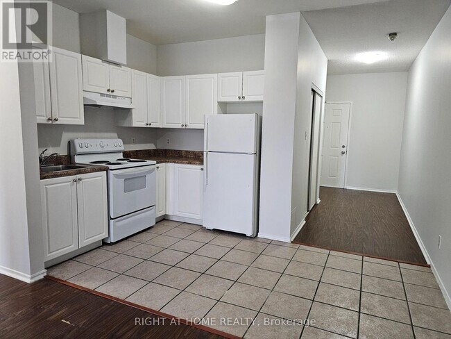 Photo du bâtiment - 1801 Eglinton Ave W